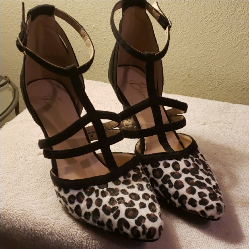 Stylish leopard print dress shoes.